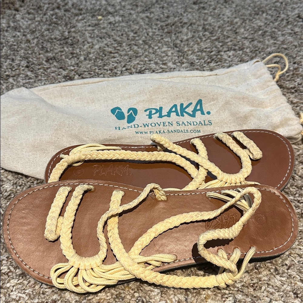 Plaka Women's Palm Leaf Hand-Woven Sandals in Cream and Brown NIB